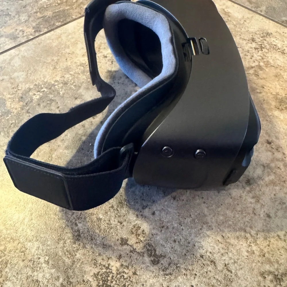 Black VR Headset Samsung Gear VR, a virtual reality headset only. No remote.